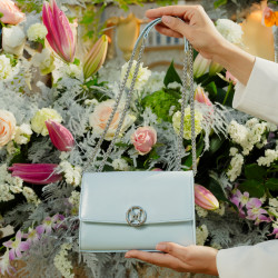 Τσάντα ώμου γυναικεία 013g 01 baby blue lifestyle