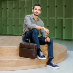 Τσάντα laptop 301g 01 biz καφέ lifestyle