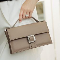 Γυναικεία τσάντα χειρός 039g 01 taupe lifestyle