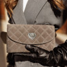 Γυναικεία τσάντα ώμου 048g 01 suede sandstone lifestyle