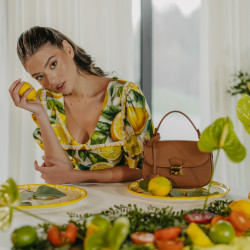 Χειροποίητη τσάντα 022g χρυσό καφέ lifestyle